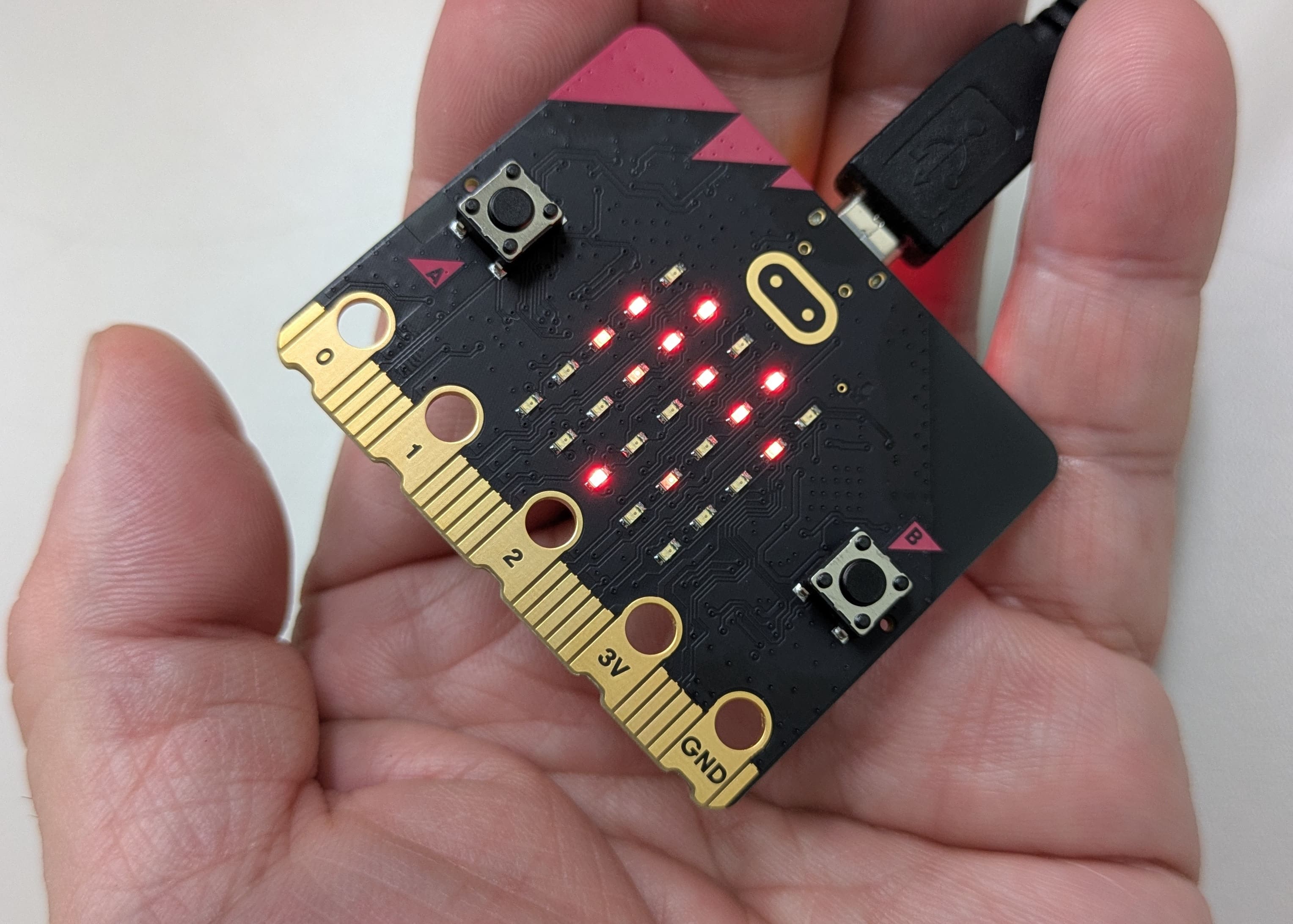 マイコンボードmicro:bitに搭載されているLEDを点灯させたようす